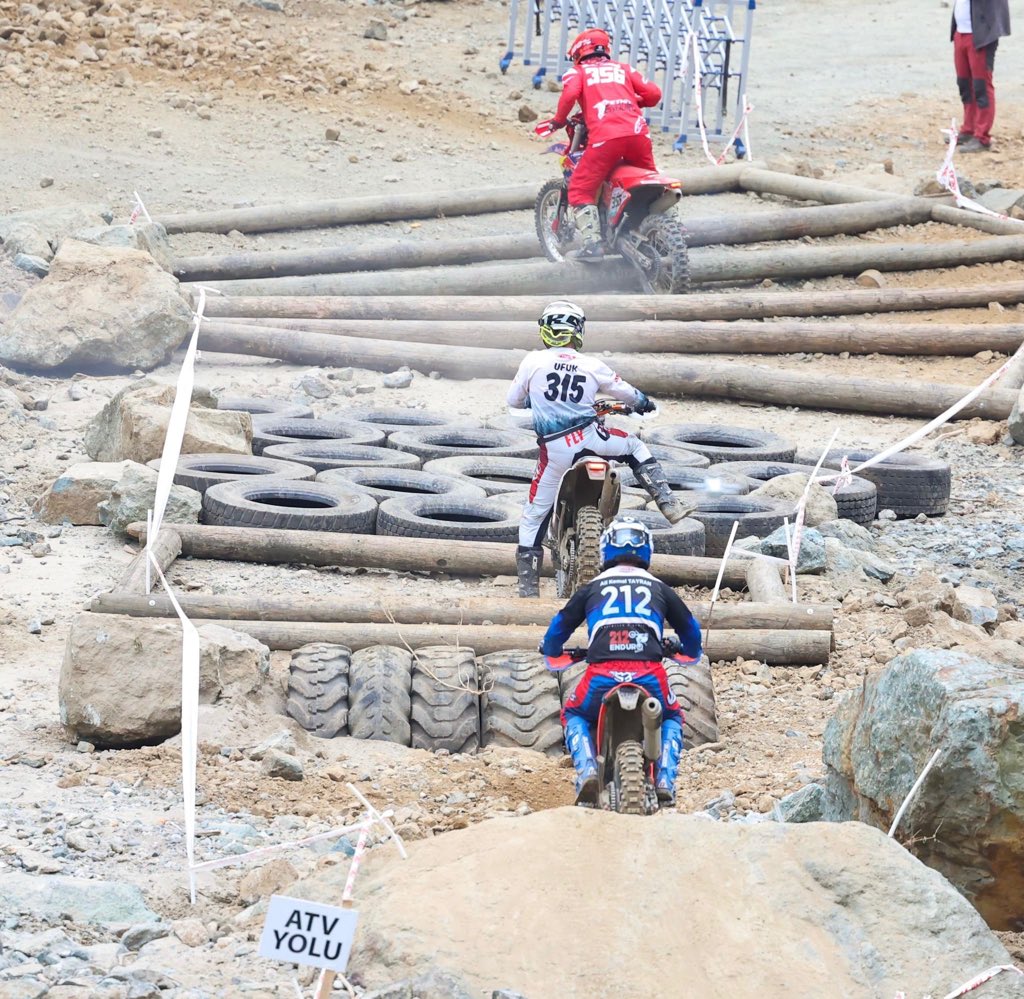 📍Rize / Çayeli

Senöz Vadisi’nde heyecan tüm hızıyla devam ediyor!🔥 

Sporcularımız zorlu parkurda kıyasıya mücadele ediyor.
Adrenalin, doğa ve rekabet bir arada! 🏁🇹🇷

#EnduroMotorYarışları #SenözVadisi