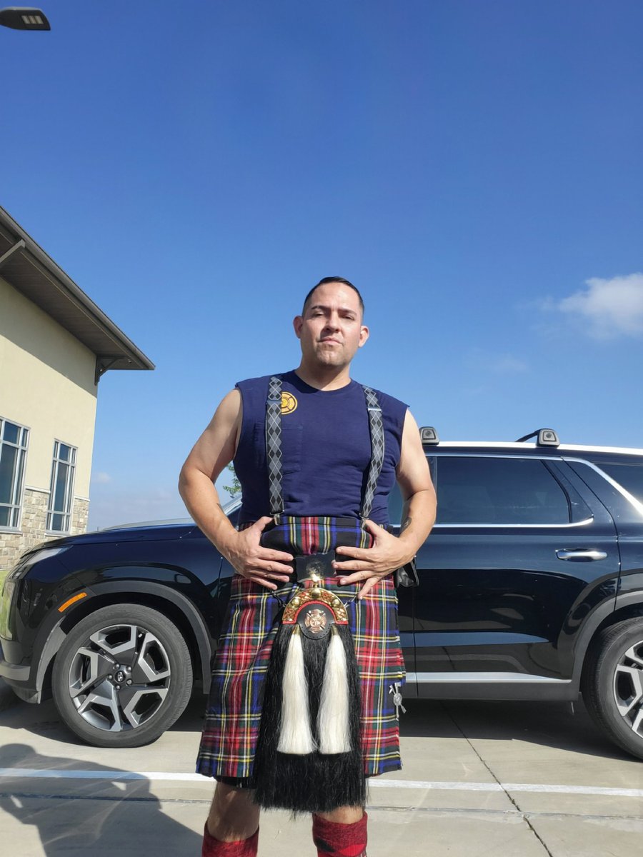 bomberoweech's tweet photo. 🚒👨‍🚒duties when you're a 🎵man, too. Lol. 🤷‍♂️😍🤗 #FD #PipesDrums
#KiltLife https://t.co/qcpomzJMyK