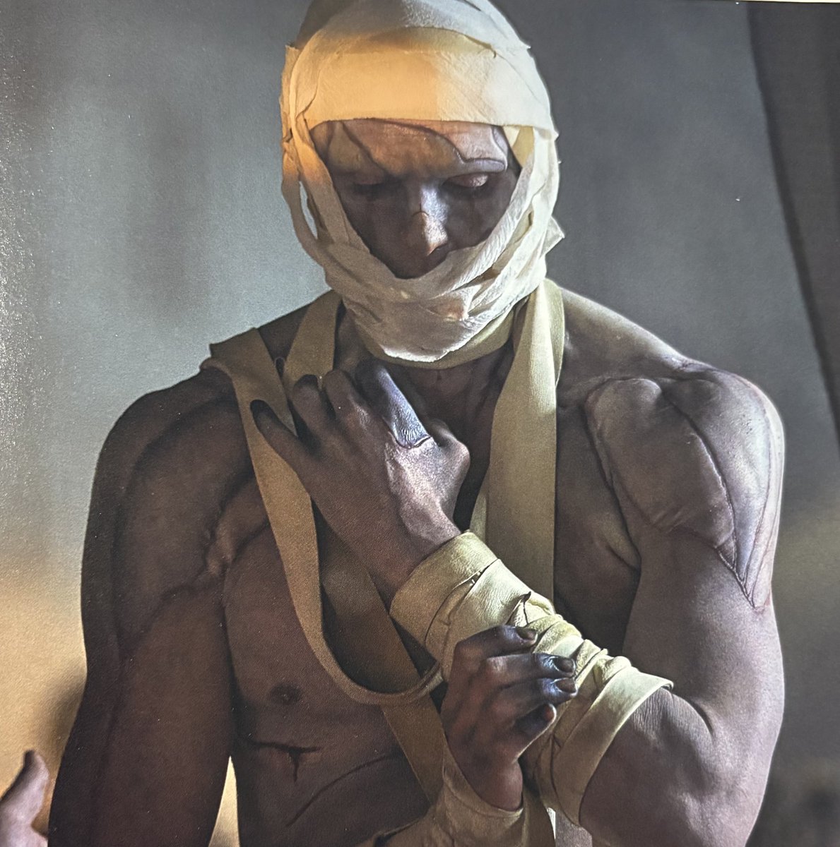 liliths_coven_'s tweet image. Qué completa obra maestra es Frankenstein DIOS MÍO 😭 Demasiado Venus en Escorpio en plena temporada Escorpiana, toda la película es una oda a sentir aunque duela, a amar aunque destruya. Me dejó destrozada y enamorada. Es que al final el verdadero monstruo no es quien fue…