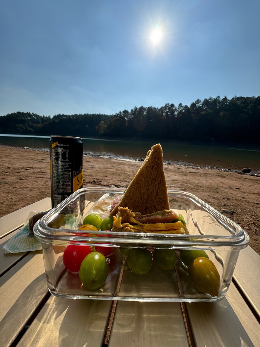 vzpplgasd's tweet image. On weekends and holidays, I enjoy the tranquility of being alone with a chair and a table, having a drink and some fruit, and gazing at the greenery in the distance. #HolidayRoutine