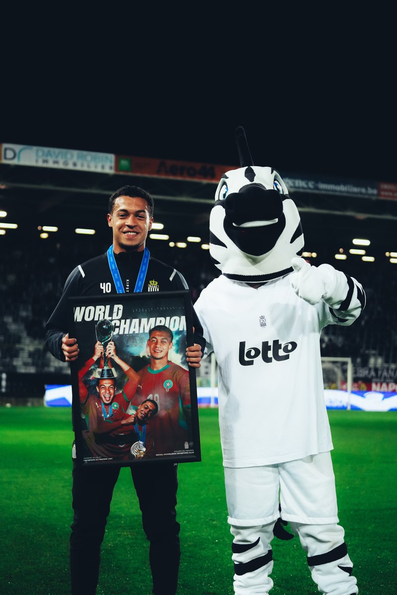 SportCharleroi's tweet image. Notre Champion du Monde U20, Yassine Khalifi a été honoré par le stade en avant-match ! 🙌🇲🇦

#CHAWES #NapoleonScore ⚫️⚪️