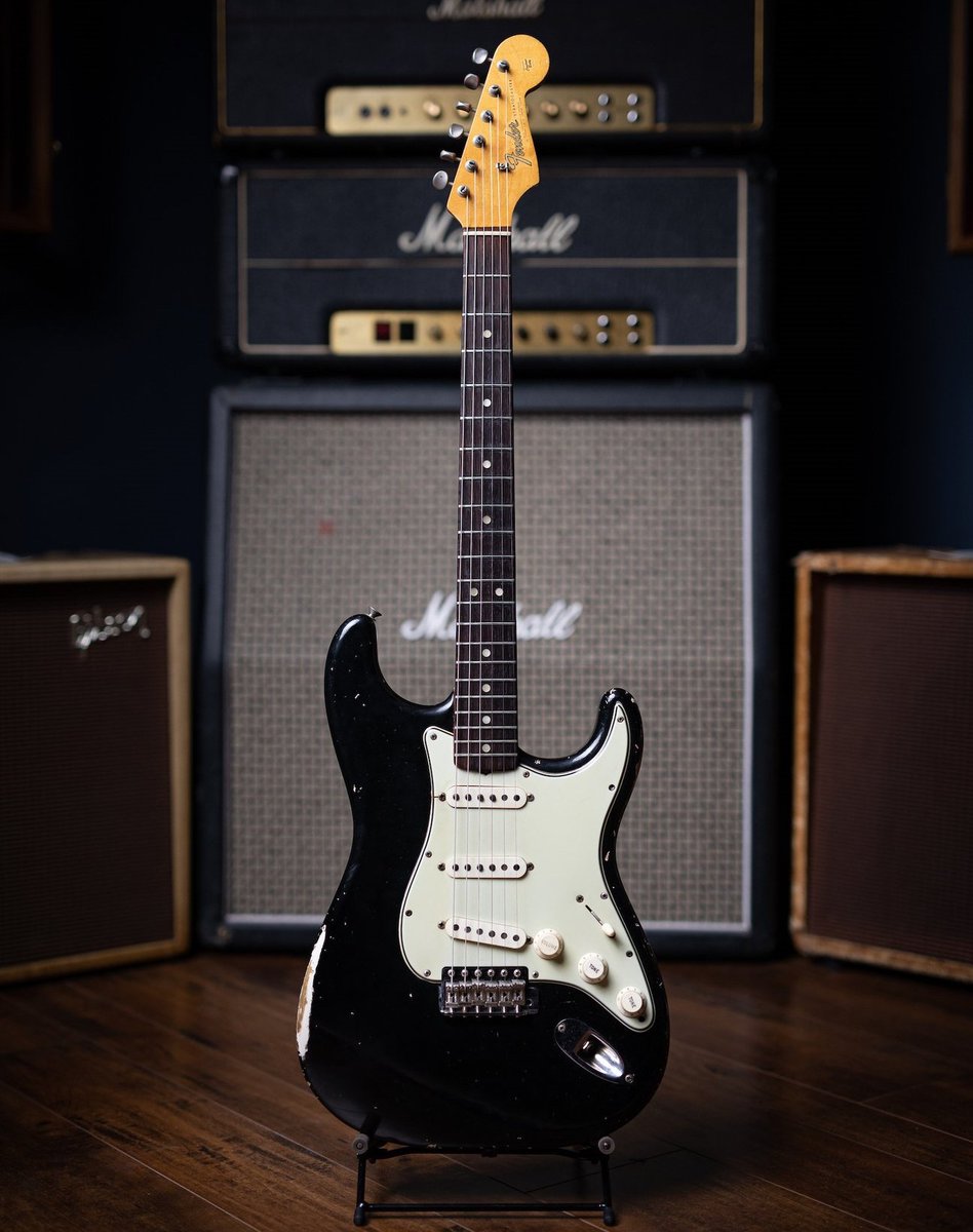 muerdekeroyo's tweet image. 1965 Fender Stratocaster Black
#guitar #Fender #Stratocaster #Straturday