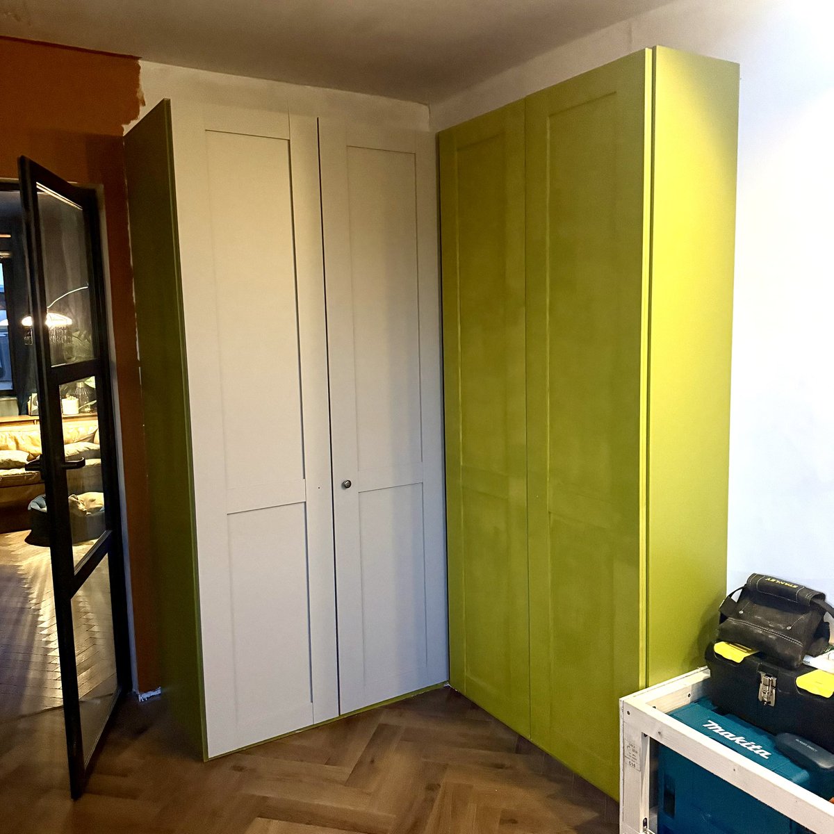 esarty's tweet image. After various delays with other stuff going on, finally finished building the new corner storage unit, and added internal power to charge vacuum etc. 

Now just need to make front and lid for the bench seat. 

#GettingThere