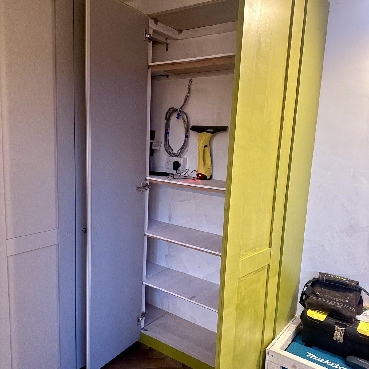 esarty's tweet image. After various delays with other stuff going on, finally finished building the new corner storage unit, and added internal power to charge vacuum etc. 

Now just need to make front and lid for the bench seat. 

#GettingThere