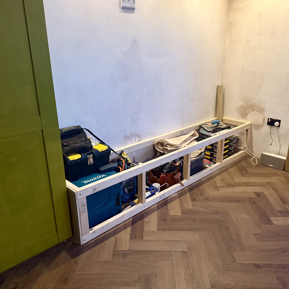 esarty's tweet image. After various delays with other stuff going on, finally finished building the new corner storage unit, and added internal power to charge vacuum etc. 

Now just need to make front and lid for the bench seat. 

#GettingThere