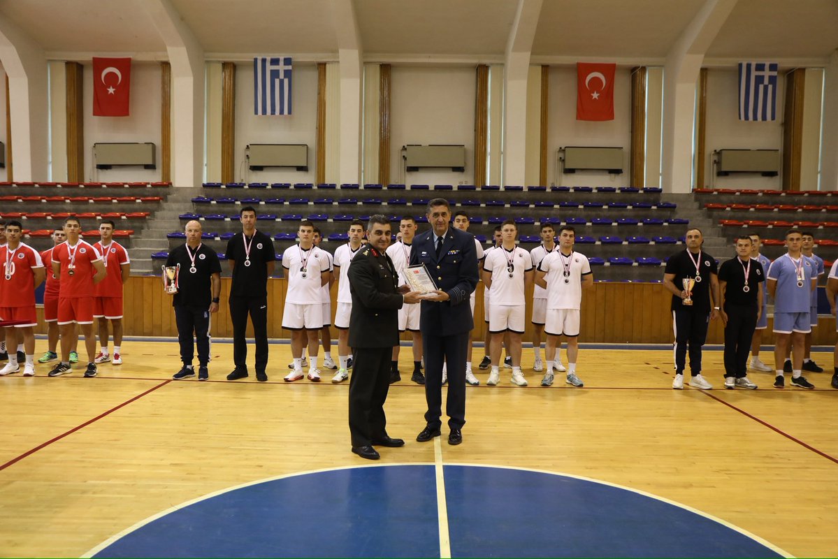 Milli Savunma Üniversitesi Kara Harp Okulunda, Türkiye-Yunanistan Güven Artırıcı Önlemler 2025 Yılı Uygulama Planı kapsamında, iki ülkenin harp okulları arasında düzenlenen “Voleybol Dostluk Müsabakası” gerçekleştirildi.