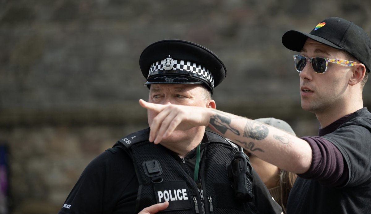 mik61scot's tweet photo. @euanmccolm @newsandpics โHer over there, smirkingโฆ..she ate my umbrella, Constableโฆโ
@PoliceScotland
#Brollygate https://t.co/evnGnzYk52