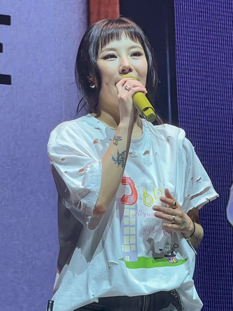 digwheemon's tweet image. wheein is already SOOO gorgeous in photos, but she is 10x more stunning in person that it feels surreal just to look at her

even while looking back at the photos i took it still cant compare to seeing her in front of me

#OWHEECEinManila #Wheein #휘인