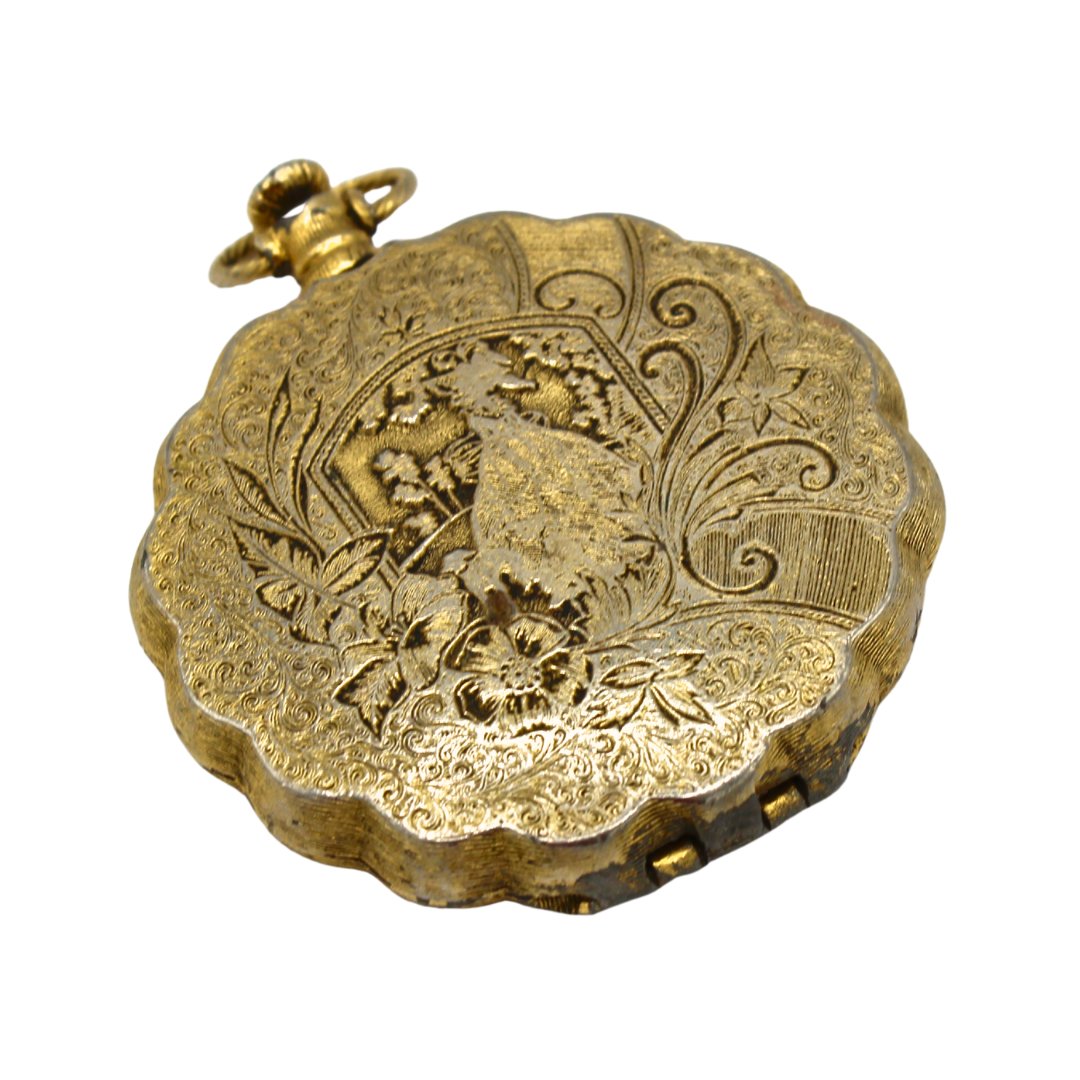 MamaDarlins's tweet image. ✨ A touch of 1960s glamour ✨This Max Factor “Golden Lark” compact is pure vintage elegance — a pocket watch–style powder compact with floral engravings and scalloped edges. Visit Mama Darlin&apos;s Marketplace 💜 linktr.ee/mamadarlin 💜 #MaxFactor #MamaDarlinsMarketplace