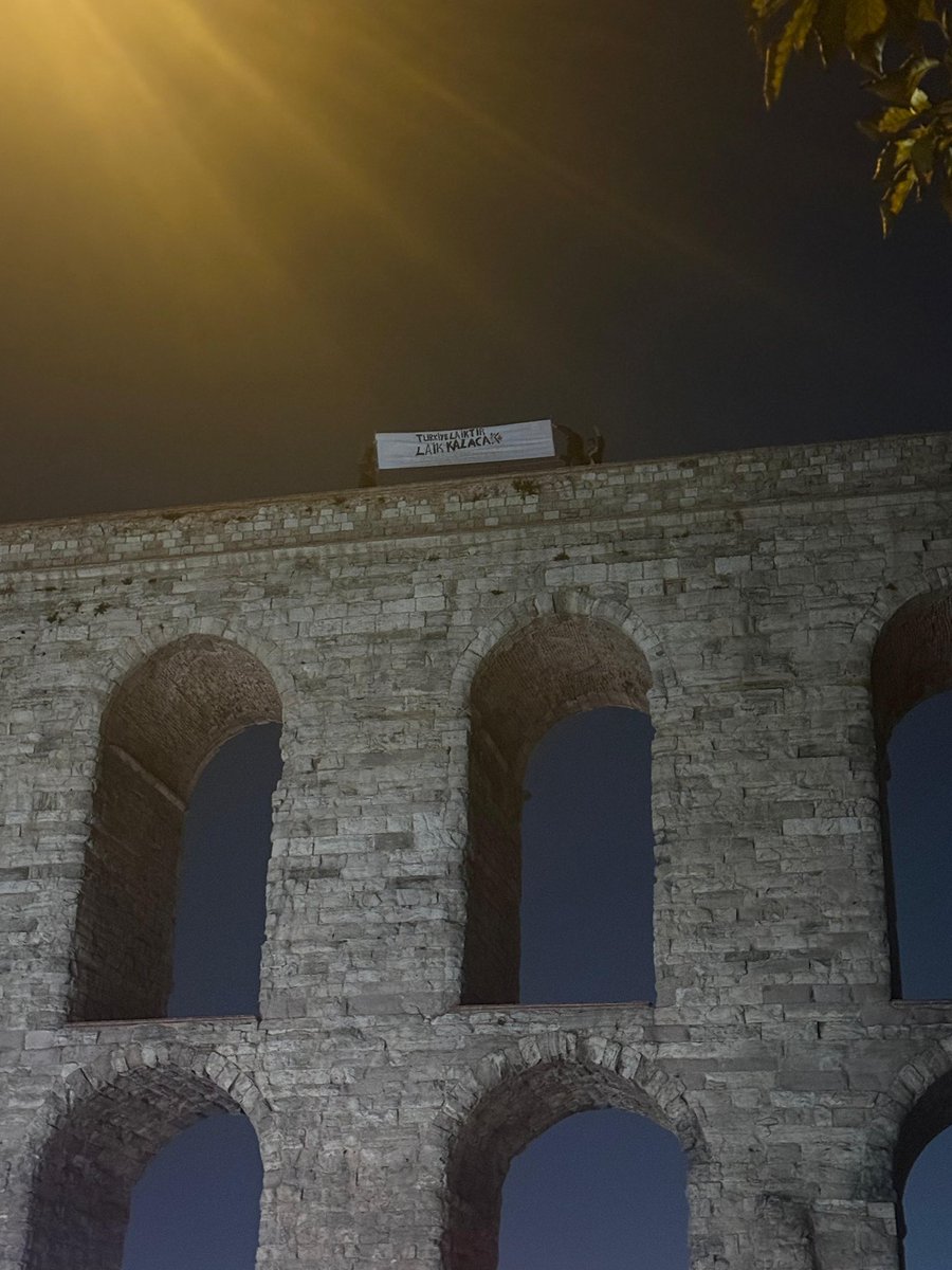 Bu akşam saatlerinde şeriat çağrılarının yapıldığı Saraçhane'de “Türkiye laiktir, laik kalacak!” yazılı pankart açıldı.