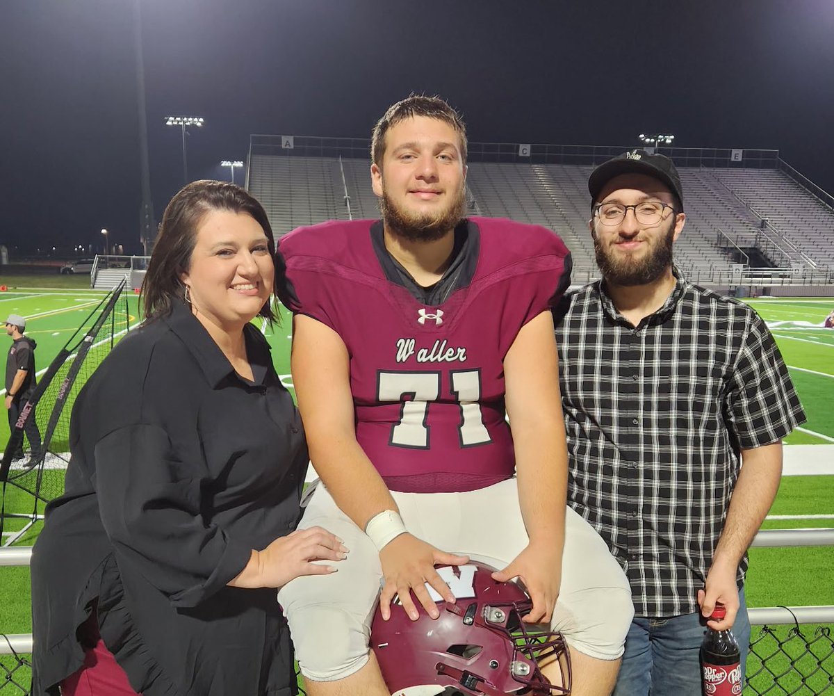 Jen_vinson83's tweet photo. Senior Night to celebrate our Senior @ChavezJimmy71 , got to hug my college kid, JJ’s cheer section was full and a Bulldogs win——what a great night! #wallerfootball #seniorsession #classof2026 #wearewaller #71ismine https://t.co/mJyrppbVW4