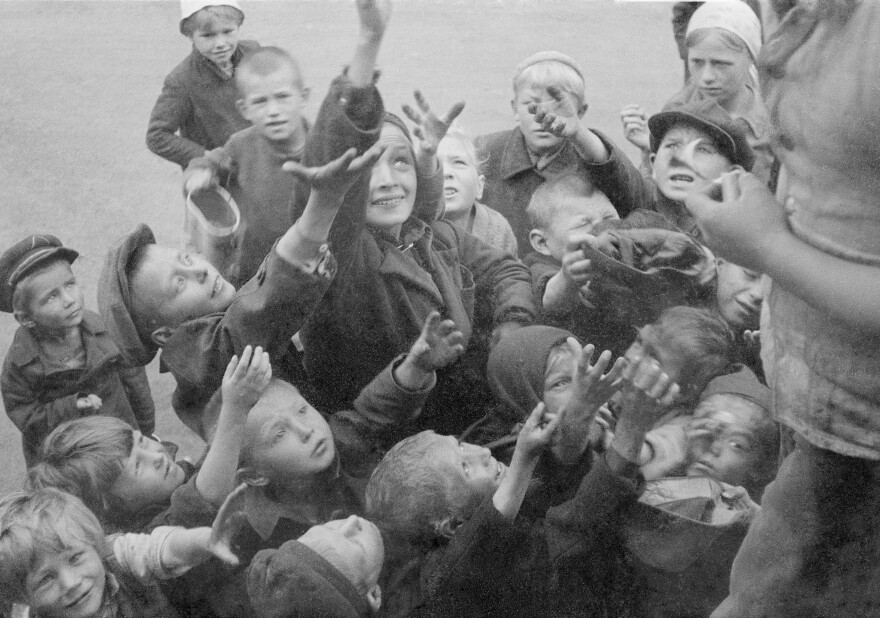 jfcarpio's tweet image. ¿Otra vez octubre? Los 25 Horrores Principales del Comunismo Soviético

1. Holodomor en Ucrania

Dato verificable: 1932-1933, hambruna intencional por colectivización causó 3-5M muertes; políticas de Stalin incluyeron confiscaciones y bloqueos.

2. Gran Purga

Dato verificable:…