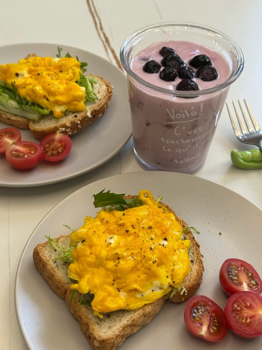 biazilisa's tweet photo. 健康で手軽なスクランブルエッグトースト🍳🥪
栄養たっぷりでカロリーも控えめ✨
ブルーベリーヨーグルト🫐を添えて、完璧な朝ごはん完成！☀️💛 https://t.co/Umey5bvR9q