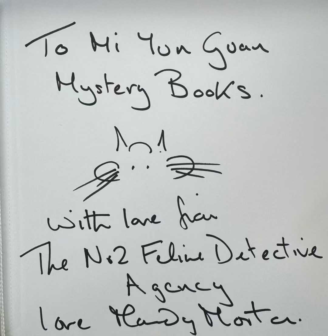 感謝傅川寧老師前往劍橋的Bodies in the bookshop參加活動，並向兩位英國著名的推理小說家Nicola Upson和Mandy Morton和書店老闆Richard reynolds帶去了謎芸館的問候，也感謝兩位老師給謎芸館的贈言和簽名書！