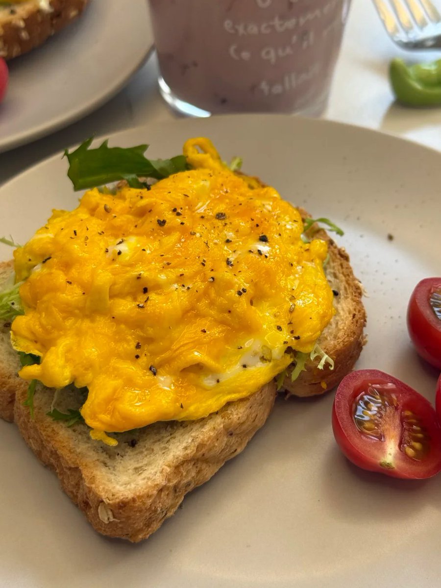 biazilisa's tweet photo. 健康で手軽なスクランブルエッグトースト🍳🥪
栄養たっぷりでカロリーも控えめ✨
ブルーベリーヨーグルト🫐を添えて、完璧な朝ごはん完成！☀️💛 https://t.co/Umey5bvR9q