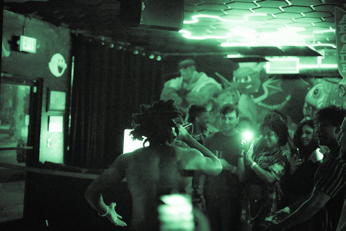 barrybl4ck's tweet image. THANK YOU FOR COMING OUT// ANOTHER RAGE PERFORMANCE DOWN🤍🖤🩶❕🤘
.
.

HUGE SHOUTOUT TO @losvibes_show @angieqwrites @klassic6 @tenthleveltavern FOR MAKING THIS HAPPEN!
.
. THANK YKU @wolfgangj.jasper 📸🔥
(TAGS)
#ragecore #newartist #indieshow #rager #rageshow #rageperformance