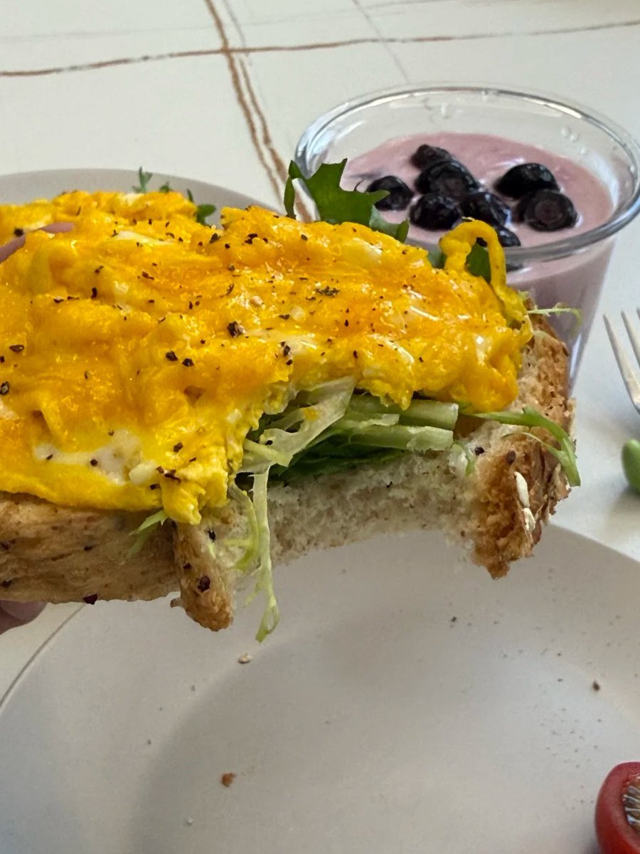 biazilisa's tweet photo. 健康で手軽なスクランブルエッグトースト🍳🥪
栄養たっぷりでカロリーも控えめ✨
ブルーベリーヨーグルト🫐を添えて、完璧な朝ごはん完成！☀️💛 https://t.co/Umey5bvR9q