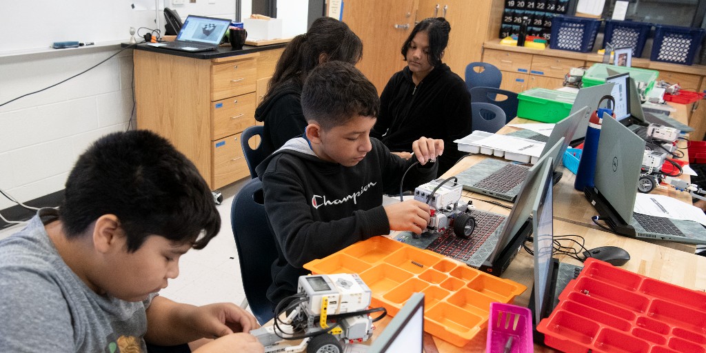 It’s STEM Day 🔬⚙️

Check out highlights of students at Parkland Middle School putting their creativity and innovation to work 🤖✨

#MCPSFutureReady