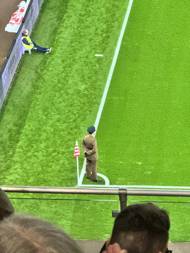 AFC_GLEN's tweet photo. They’ve only got the army into protect corners #SetPieceAgain https://t.co/9n1ZdoIqu9
