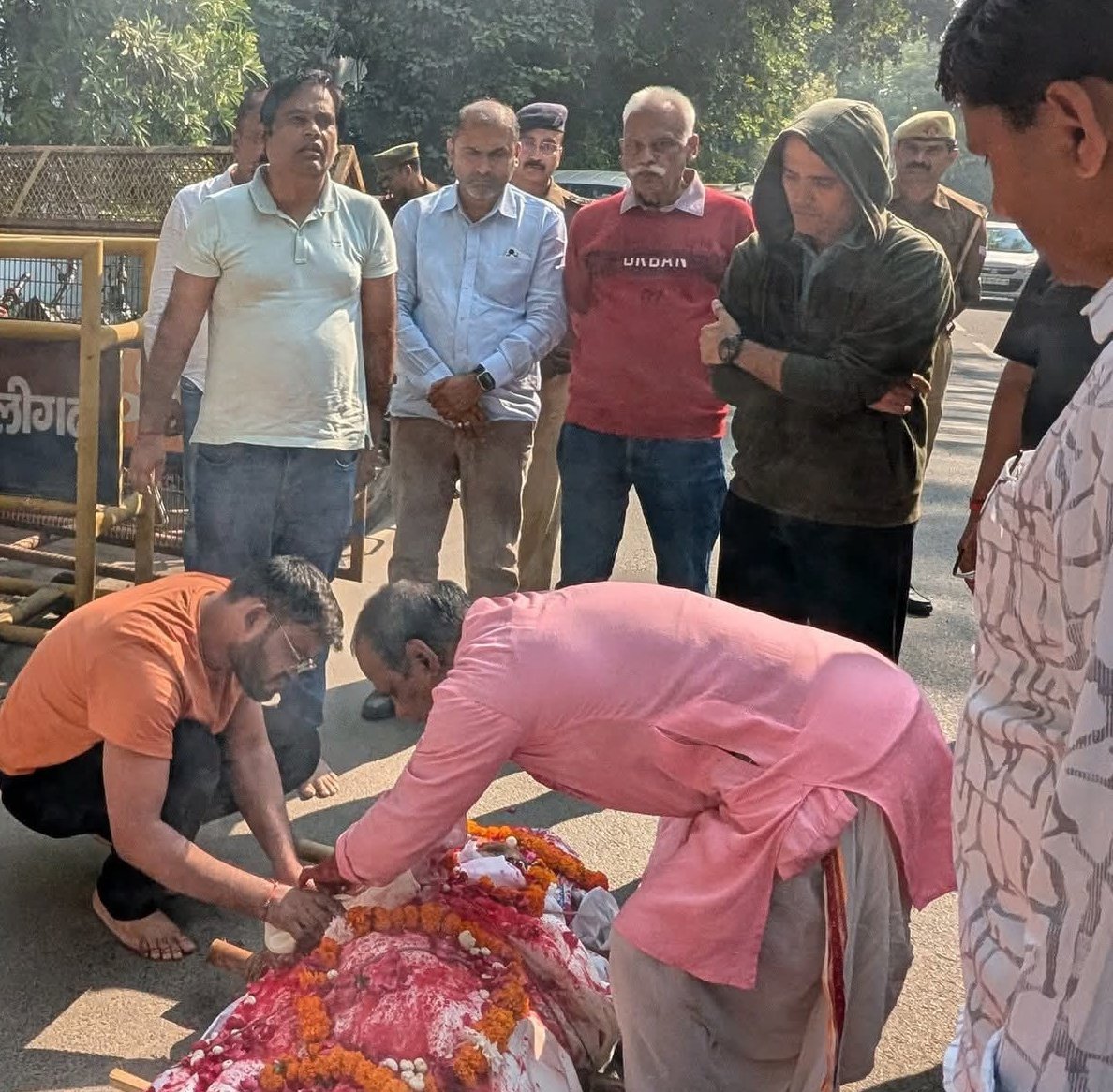 #Aligarh यूपी के तेज़ तर्रार IPS अधिकारियों में चुनिंदा, और अपनी कार्य शैली को लेकर चर्चित, एसएसपी अलीगढ़, श्री #IPS_NEERAJ_jadoun साहब की दादी जी नहीं रही हैं। ईश्वर दादी जी की आत्मा को शांति दें।
ॐ शांति 🙏💐