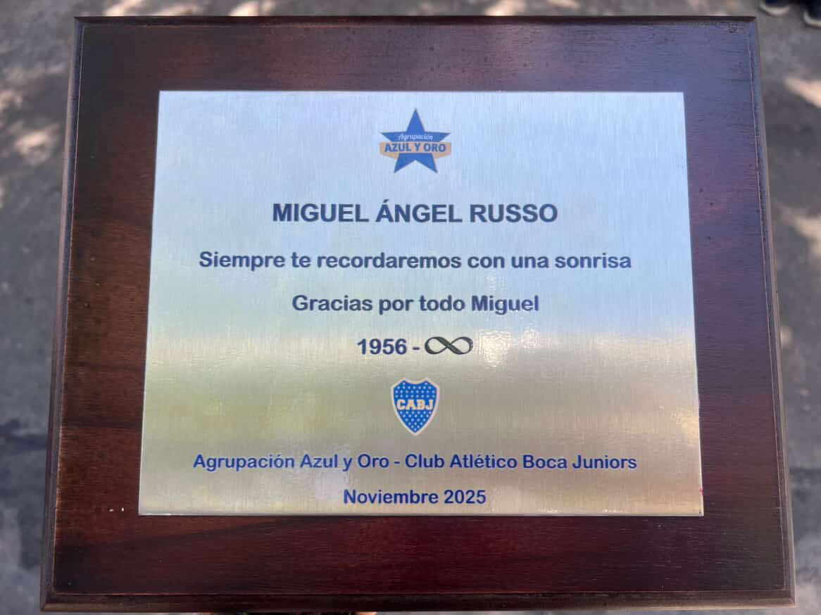 🎨 Hoy se inauguró el mural a Miguel Ángel Russo en el barrio de La Boca.

👉 Lo hizo la Agrupación Azul y Oro. Estuvo presente la familia de Miguel. 

♾️ “Si te recordaremos con una sonrisa”.