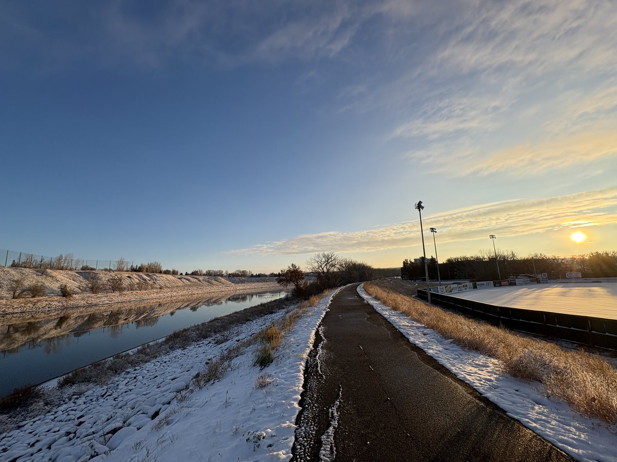 Saturday morning strolling in the snow. #sharethetrailmh #autumninalberta #southsaskatchewanriver #medhat
