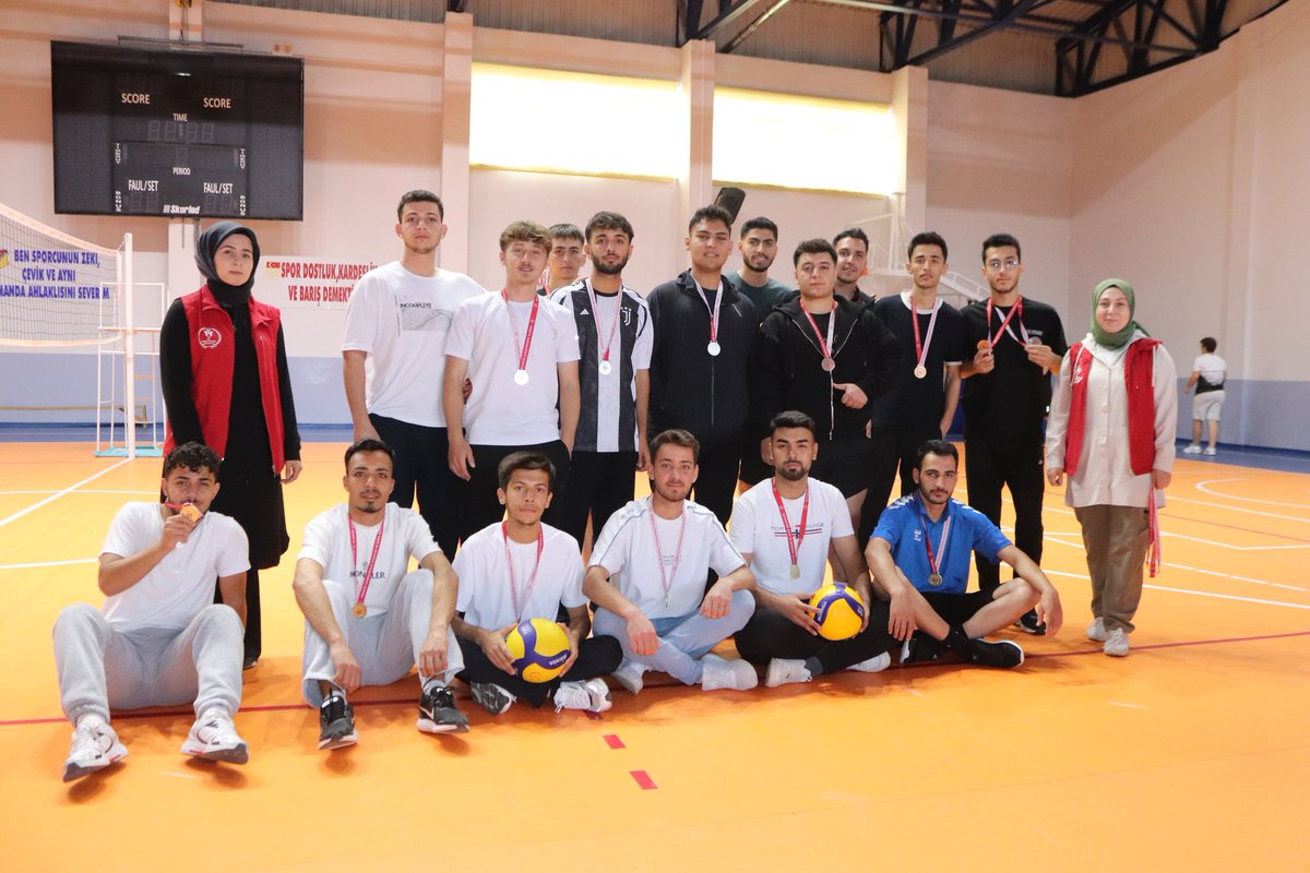 UzumluGM's tweet photo. Her büyük başarı, küçük adımlarla başlar. Başarının ilk adımlarında gençler sporla ilerliyor 🤾🏐
Gençler arası voleybol turnuvasında kıyasıya rekabet sonucu ödüller sahiplerini buldu. Üzümlü Ciminlibaba kyk yurdu öğrencilerimizin katılımıyla gerçekleştirilen turnuvada https://t.co/OQJ5v1qdA4