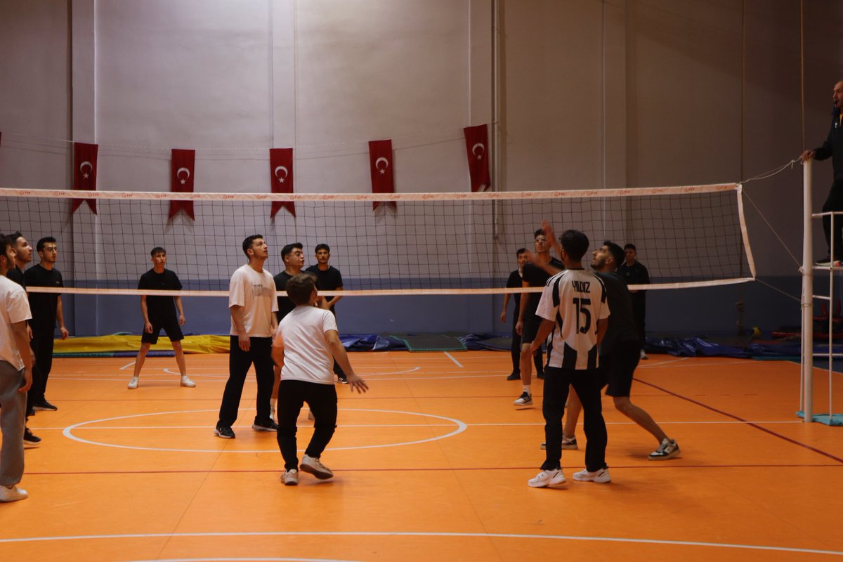 Her büyük başarı, küçük adımlarla başlar. Başarının ilk adımlarında gençler sporla ilerliyor 🤾🏐
Gençler arası voleybol turnuvasında kıyasıya rekabet sonucu ödüller sahiplerini buldu. Üzümlü Ciminlibaba kyk yurdu öğrencilerimizin katılımıyla gerçekleştirilen turnuvada