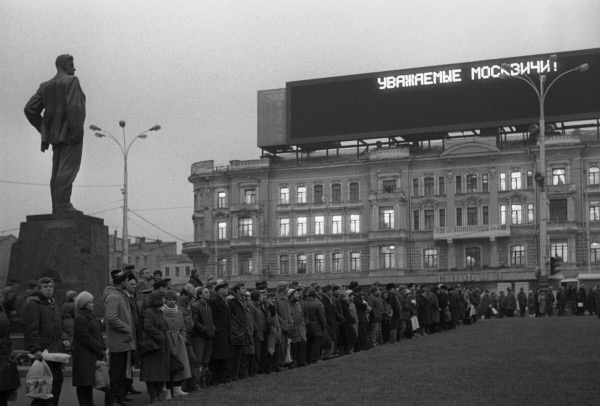 dgriffinchess's tweet image. 40 years ago today.
The Tchaikovsky Concert Hall in Moscow. @Kasparov63
wins the final, 24th, game of his second match v. Anatoly Karpov to become the 13th World Champion in the history of the game.
(📷: TASS archives.) #chess