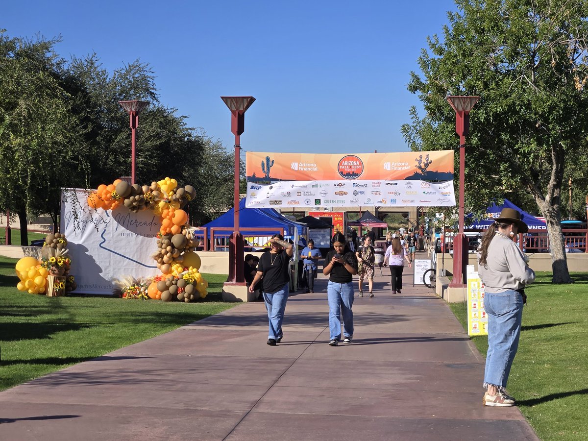 rhondabannard's tweet image. #localfallfest @LocalFirstAZ 
Kicks off at 10 and runs thru 4pm at Hance Park. Come on over. Excellent local businesses and restaurants to check out. Beer Garden and more.