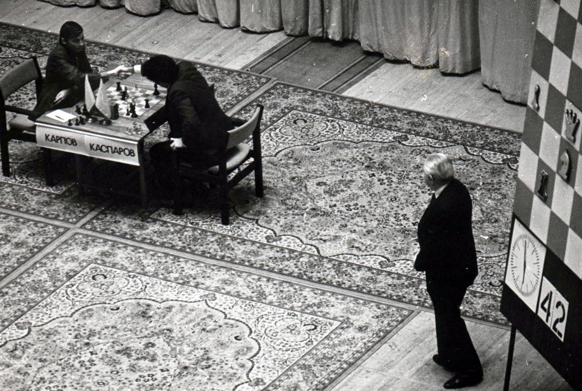 dgriffinchess's tweet image. 40 years ago today.
The Tchaikovsky Concert Hall in Moscow. @Kasparov63
wins the final, 24th, game of his second match v. Anatoly Karpov to become the 13th World Champion in the history of the game.
(📷: TASS archives.) #chess