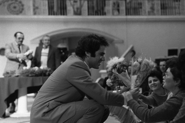 dgriffinchess's tweet image. 40 years ago today.
The Tchaikovsky Concert Hall in Moscow. @Kasparov63
wins the final, 24th, game of his second match v. Anatoly Karpov to become the 13th World Champion in the history of the game.
(📷: TASS archives.) #chess