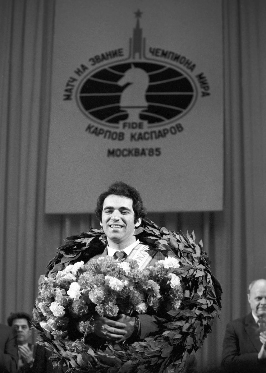 dgriffinchess's tweet image. 40 years ago today.
The Tchaikovsky Concert Hall in Moscow. @Kasparov63
wins the final, 24th, game of his second match v. Anatoly Karpov to become the 13th World Champion in the history of the game.
(📷: TASS archives.) #chess