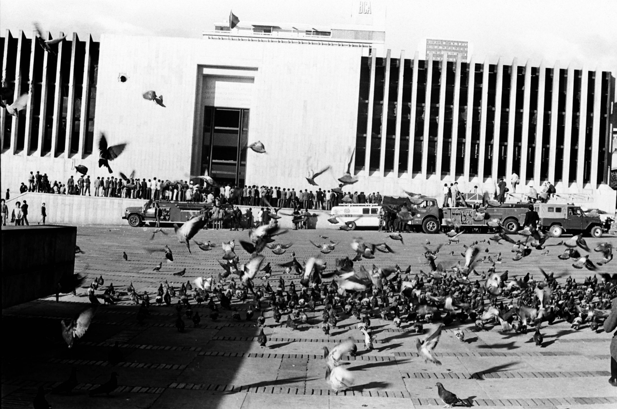 DdhhForo's tweet photo. #DdhhForo Se cumplieron 40 años de la toma del Palacio de Justicia en Bogotá, por parte del entonces grupo M-19. Diego Arias, autor del Libro Memorias de Abril (Editorial Planeta 2010) es el columnista invitado en https://t.co/vgOFH0CS0n (Foto CMH) https://t.co/3cimDQeeTu