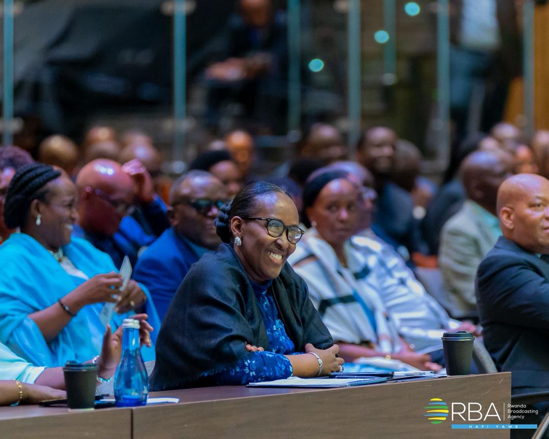 rbarwanda's tweet image. Uwizeye Jean de Dieu yashimye ubuyobozi bw’u Rwanda bwahisemo kubanisha neza Abanyarwanda bose nyuma ya Jenoside yakorewe Abatutsi mu 1994.

Ati “Turabashimira amahitamo y’Abanyarwanda, ngira ngo na general [Gen. (Rtd.) Fred Ibingira] yabivugaga. Kwakira Abanyarwanda bose ntawe…