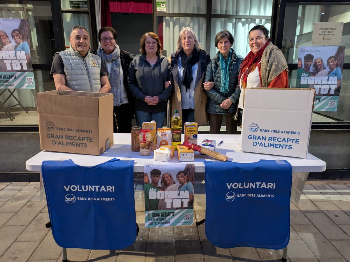 juntsxvidreres's tweet photo. 💙 Avui participa del #GranRecapte
🤝 Gràcies a la gent del Banc d’Aliments i del Pla de Ciutadania, que fan possible un any més aquesta gran acció solidària.
🏛️ La Regidoria de Benestar, ha participat d’aquest acte solidari
💪 Sumem esforços per ajudar qui més ho necessita. https://t.co/cz4DPVrHS9
