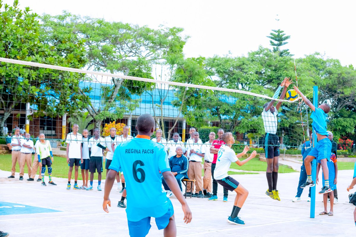 HuyeDistrict's tweet photo. Muri @GSOBIndatwa hatangirijwe ku rwego rw'Akarere ibikorwa bya siporo n'umuco mu mashuri, umwaka wa 2025 - 2026, kuri iyi nsanganyamatsiko: "Kurera impano twubaka ejo hazaza h'Igihugu".

Igikorwa cyatangijwe n'umukino wa volleyball wahuje amashuri ya GSOB na Regina Pacis. https://t.co/zr1foABO7w