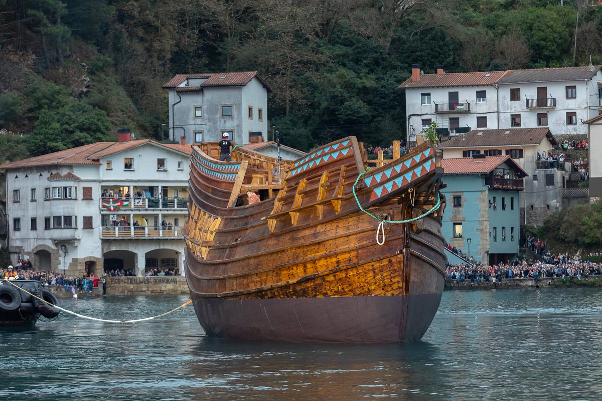 EHBILDUpasaia's tweet image. Oraindik hunkituta gaude. San Joan baleontziaren botadura ez zen ekitaldi soila izan: Pasaiaren eta Euskal Herriaren bihotza eta gure arbasoen indarra izan ziren olatu bakoitzean. 

🌊⛵ Pasaia, euskal itsas kulturaren ikur, berriro ere mundura zabaldu da.