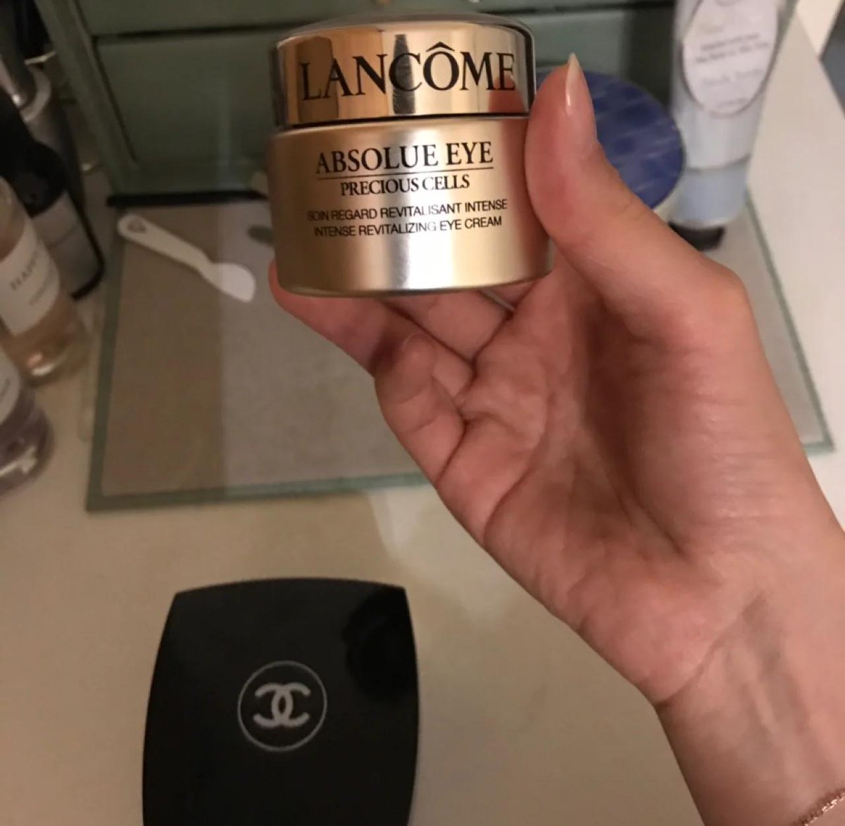 xvyuscz's tweet image. I woke up late this holiday morning, probably because I&apos;m usually so tired from work that I slept in and missed my yoga session. Time to moisturize, put on makeup, and head out to enjoy my holiday. #HolidayRoutine