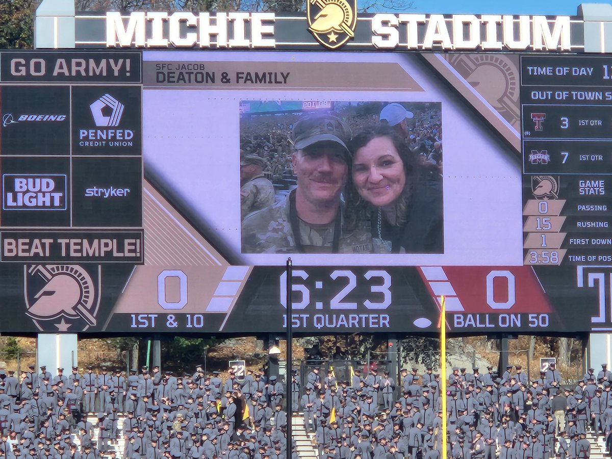 ChuckDSportsGuy's tweet photo. Sgt. Jacob Deaton and his family are recognized as today's First Command Military Family of the Game! #SgtJacobDeaton #ThankYouForYourService #FirstCommand #MilitaryFamily #ArmyFootball #ArmyBlackKnights #cammvetsmedia @KGKraetzerMedia https://t.co/8nirS8V0mR