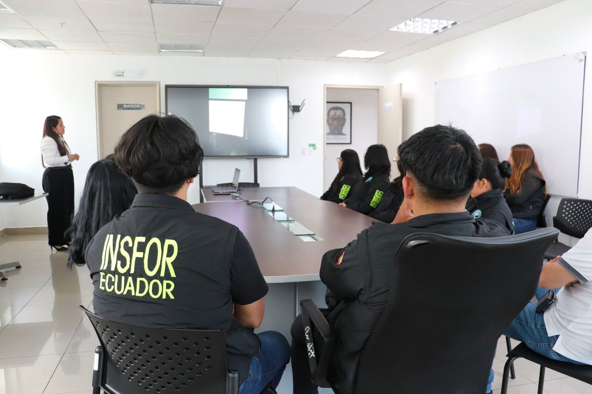 Recibimos la visita de estudiantes de la Licenciatura en Criminología y Criminalística del Insfor, quienes participaron en un recorrido guiado por nuestras instalaciones.

🔍 Acompañados por nuestros peritos, los estudiantes visitaron las áreas de Antropología Forense, Química