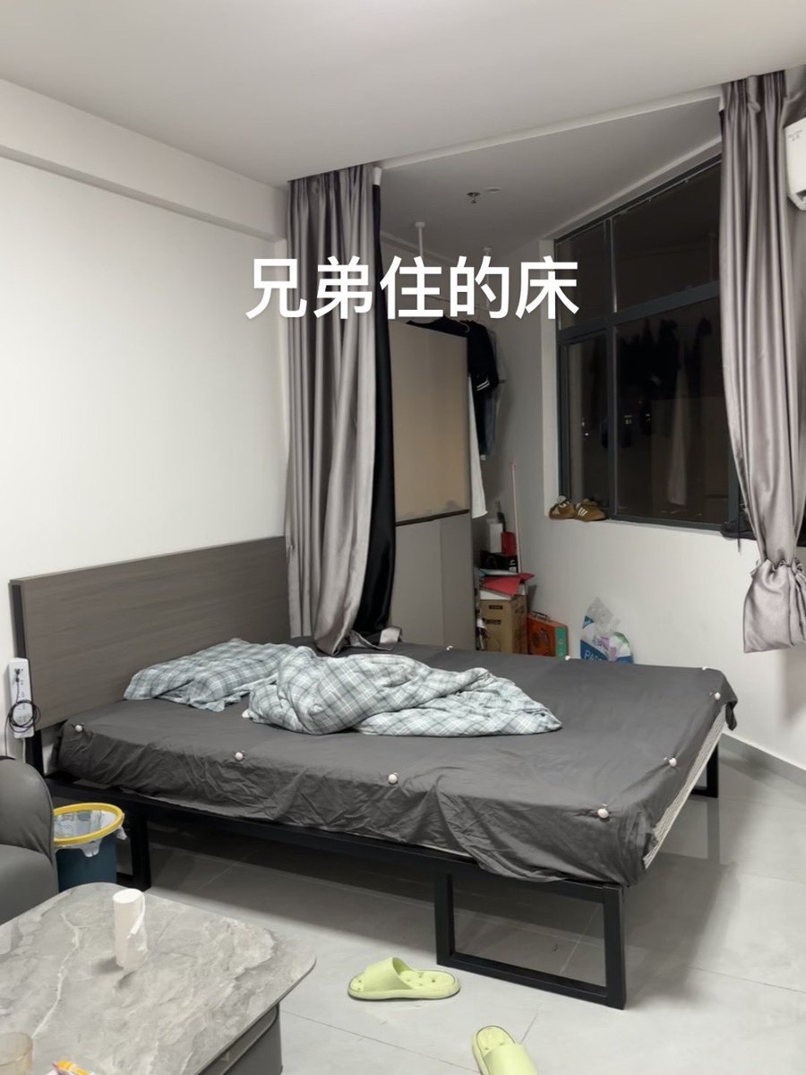 igarashi_kaiu's tweet photo. 兄弟住的VS我住的

为赶明早的航班，借宿兄弟家一晚；
只想感叹一句：兄弟来深圳吃的最大的苦就是每天一杯冰美式的苦😭 https://t.co/cXfE5KAT3D