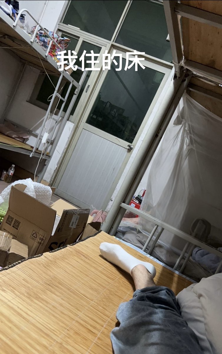 igarashi_kaiu's tweet photo. 兄弟住的VS我住的

为赶明早的航班，借宿兄弟家一晚；
只想感叹一句：兄弟来深圳吃的最大的苦就是每天一杯冰美式的苦😭 https://t.co/cXfE5KAT3D