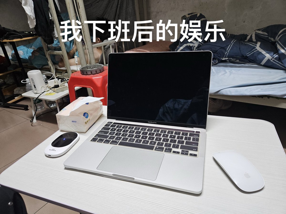 igarashi_kaiu's tweet photo. 兄弟住的VS我住的

为赶明早的航班，借宿兄弟家一晚；
只想感叹一句：兄弟来深圳吃的最大的苦就是每天一杯冰美式的苦😭 https://t.co/cXfE5KAT3D