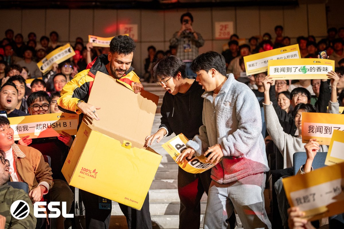 ESLCS's tweet photo. Another #DHLDROP complete ๐
These fans got some โ
Moto Gloves | Transport delivered by @MACHINEgg!
@DeutschePostDHL https://t.co/QPVCeigi7Q