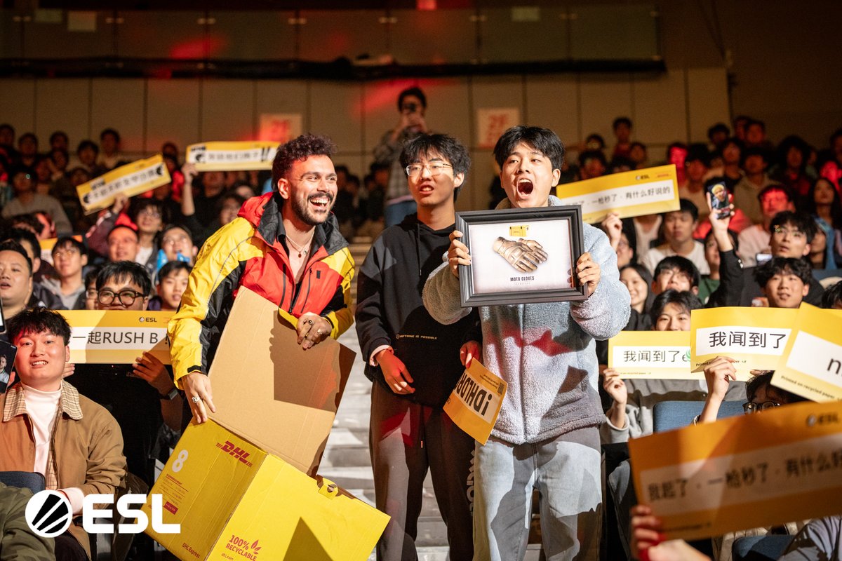 ESLCS's tweet photo. Another #DHLDROP complete ๐
These fans got some โ
Moto Gloves | Transport delivered by @MACHINEgg!
@DeutschePostDHL https://t.co/QPVCeigi7Q