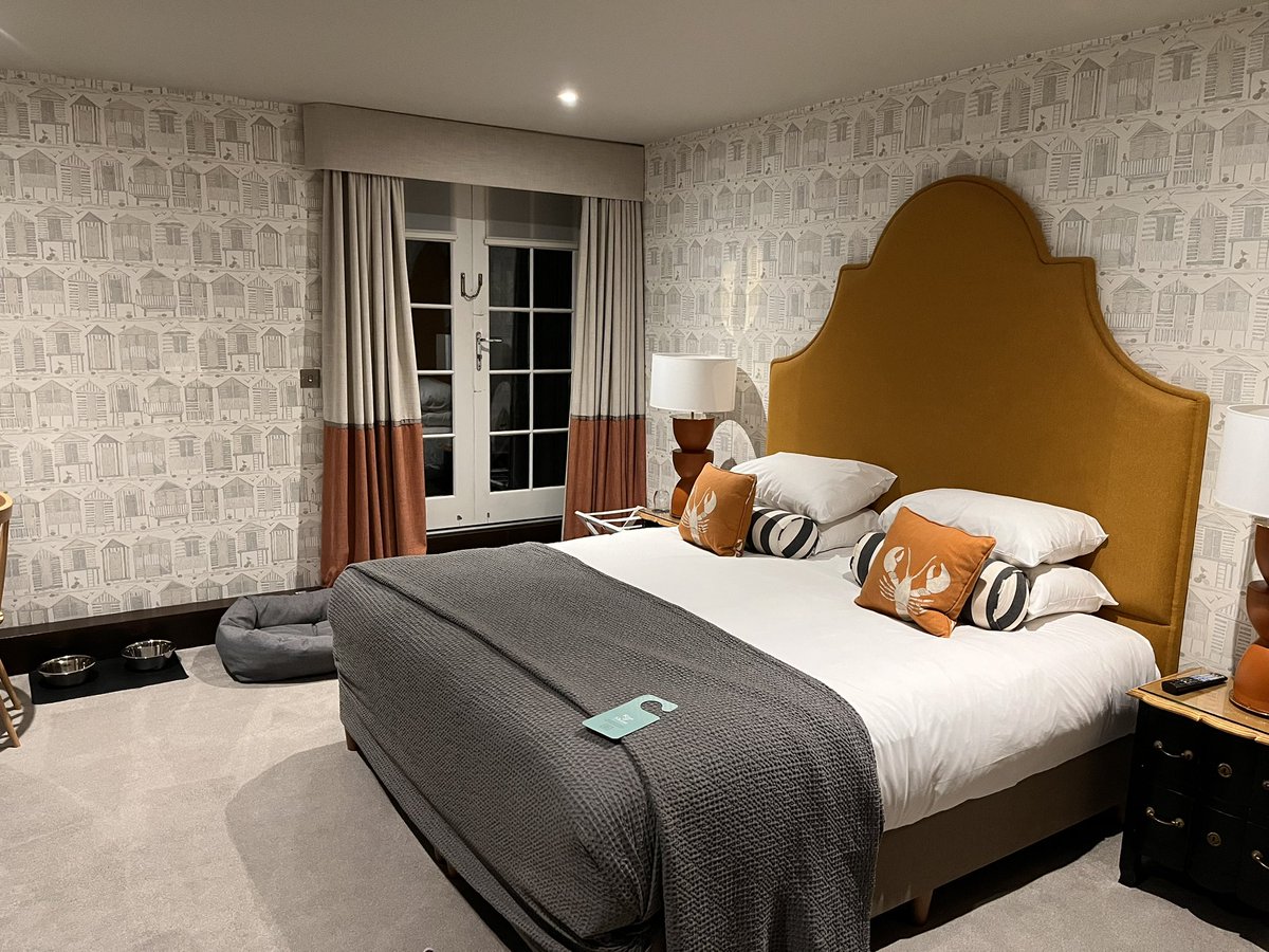 BasicsHotel's tweet photo. Hotel Du Vin, Poole: plug by bed, great shower, free wifi, dog bed, no biscuits (but there is ferrero rocher) https://t.co/Zauk4GIGi3