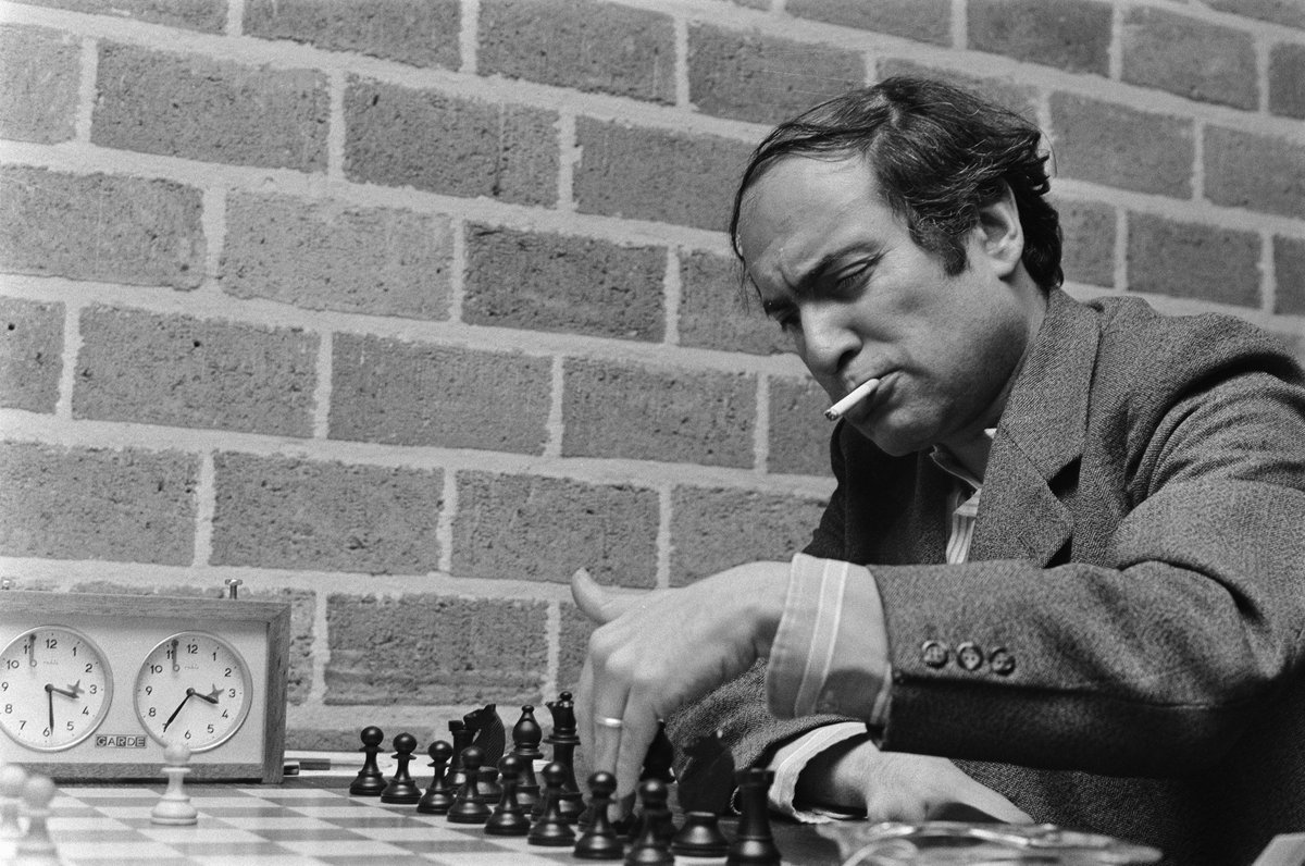 dgriffinchess's tweet image. Remembering the 8th World Champion, Mikhail Tal, who would have turned 89 today.
#1 Moscow 1957
#2 Moscow 1960
#3 Amsterdam 1964
#4 Wijk aan Zee, 1976
(📷via S. Punte Archive, Novosti Press, Dutch National Archives.) #chess