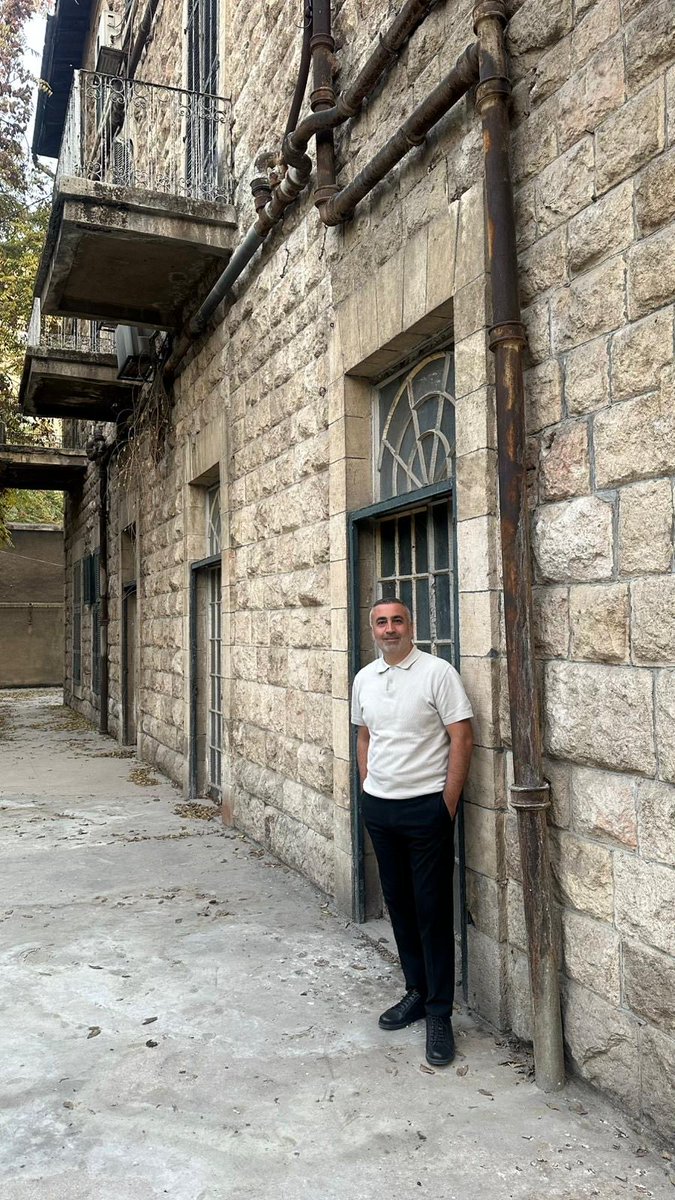 📍Halep 
Mustafa Kemal Atatürk’ün 
1918 yılında 21 gün kaldığı tarihi 
“Baron Oteli”

Savaşta ayakta kalmayı başarmış ancak son depremle hasar almış ve bu yüzden kapısına mühür vurulmuş.  

Halep’te hayat kaldığı yerden olmasa da devam ediyor. 

Yaşanan tüm acılara rağmen