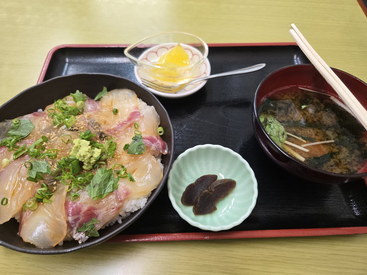 tsukusami's tweet image. 適当に寄った店、店主が不愛想すぎて草
店内ガラガラでいらっしゃいませもなく放置されたから
やってます？と聞いたら見たらわかるやろと怒られた
まぁ美味かったから文句ないけど勿体ないね